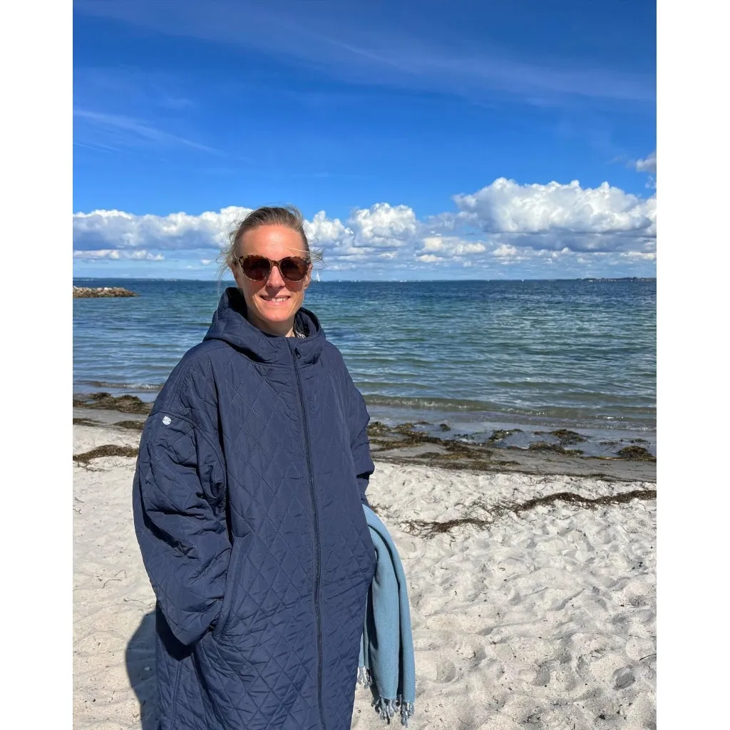 Changing robe NORDBAEK Lazy Pool - vindtæt skiftekåbe med 100% genanvendt fleece - Navy