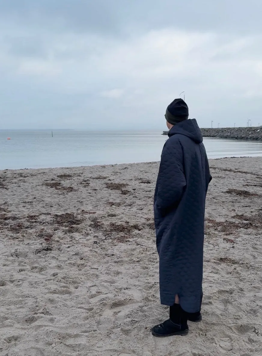 Changing robe NORDBAEK Lazy Pool - vindtæt skiftekåbe med 100% genanvendt fleece - Navy